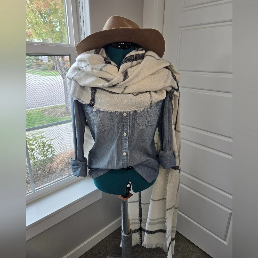 OLD NAVY OVERSIZE FLANNEL BLANKET SCARF CREAM PLAID SHAWL WRAP WOMEN OS COZY